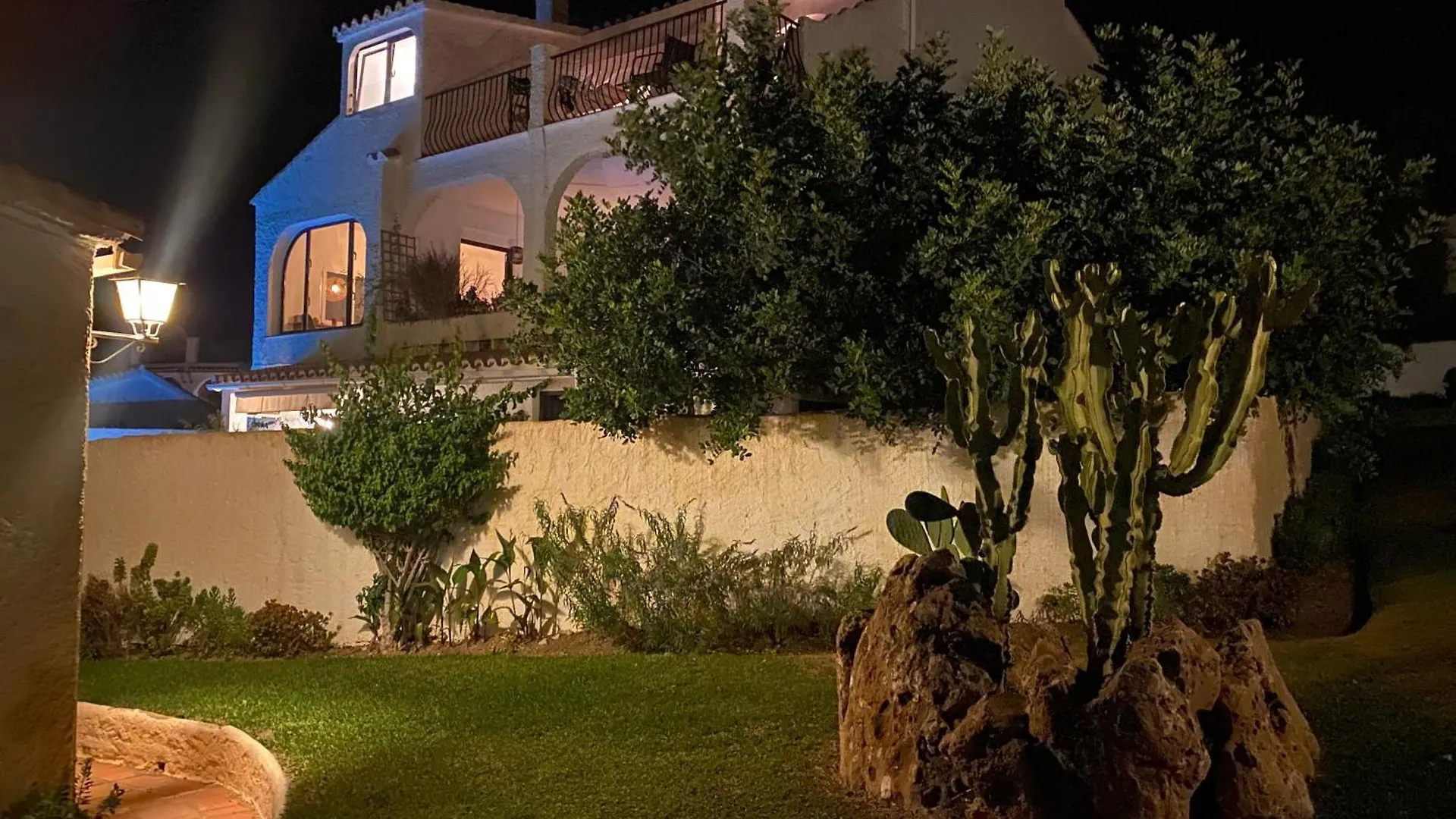 Villa Little Castle: Sea & Mountain Views in Nerja