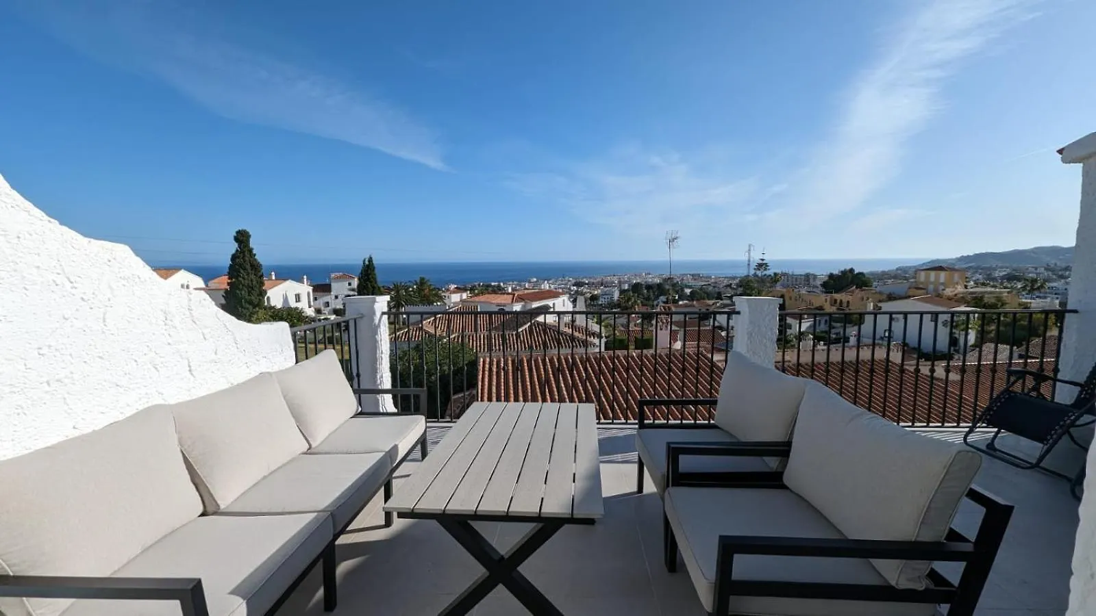 Villa Little Castle: Sea & Mountain Views in Nerja